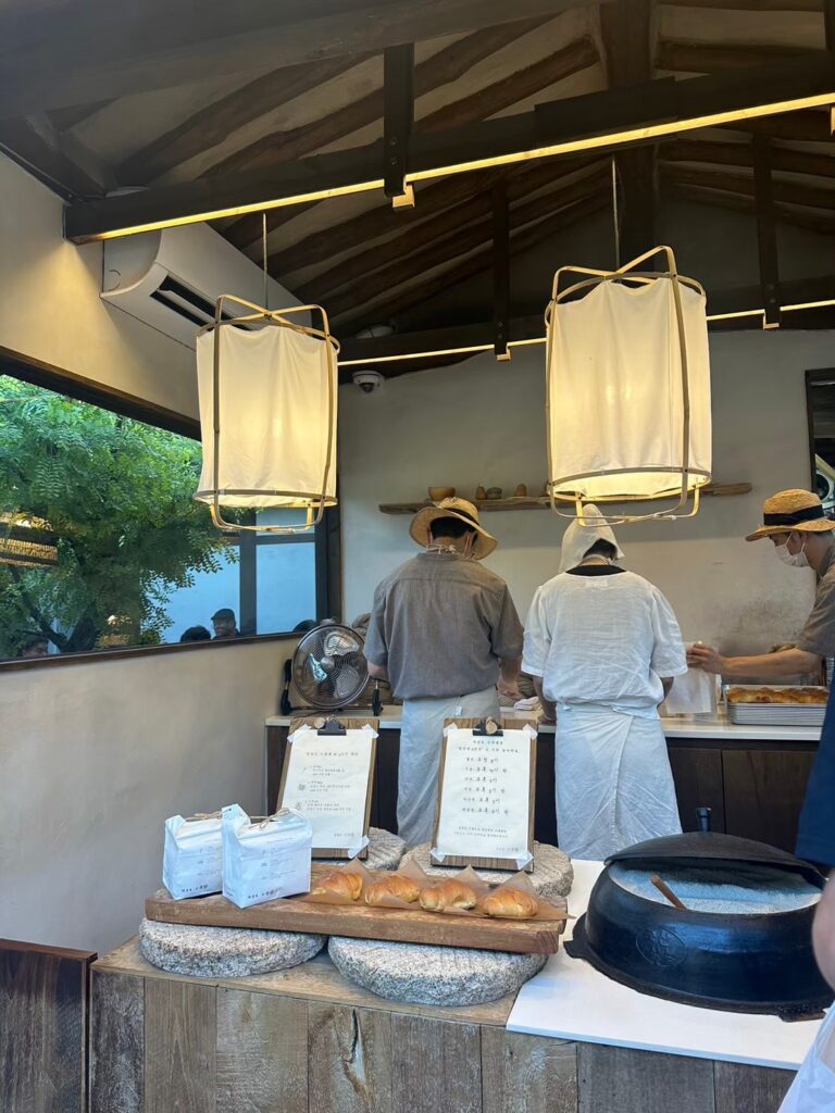 ジャヨンド塩パン益善洞店で塩パンを作る様子