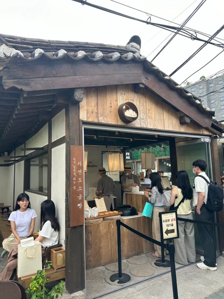益善洞にあるジャヨンド塩パンの店舗と行列